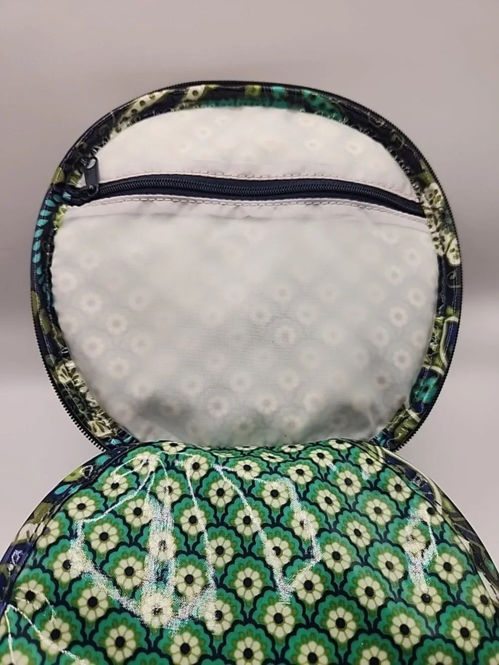 VERA BRADLEY Round Vinyl Makeup Bag Blue, Aqua & Green.